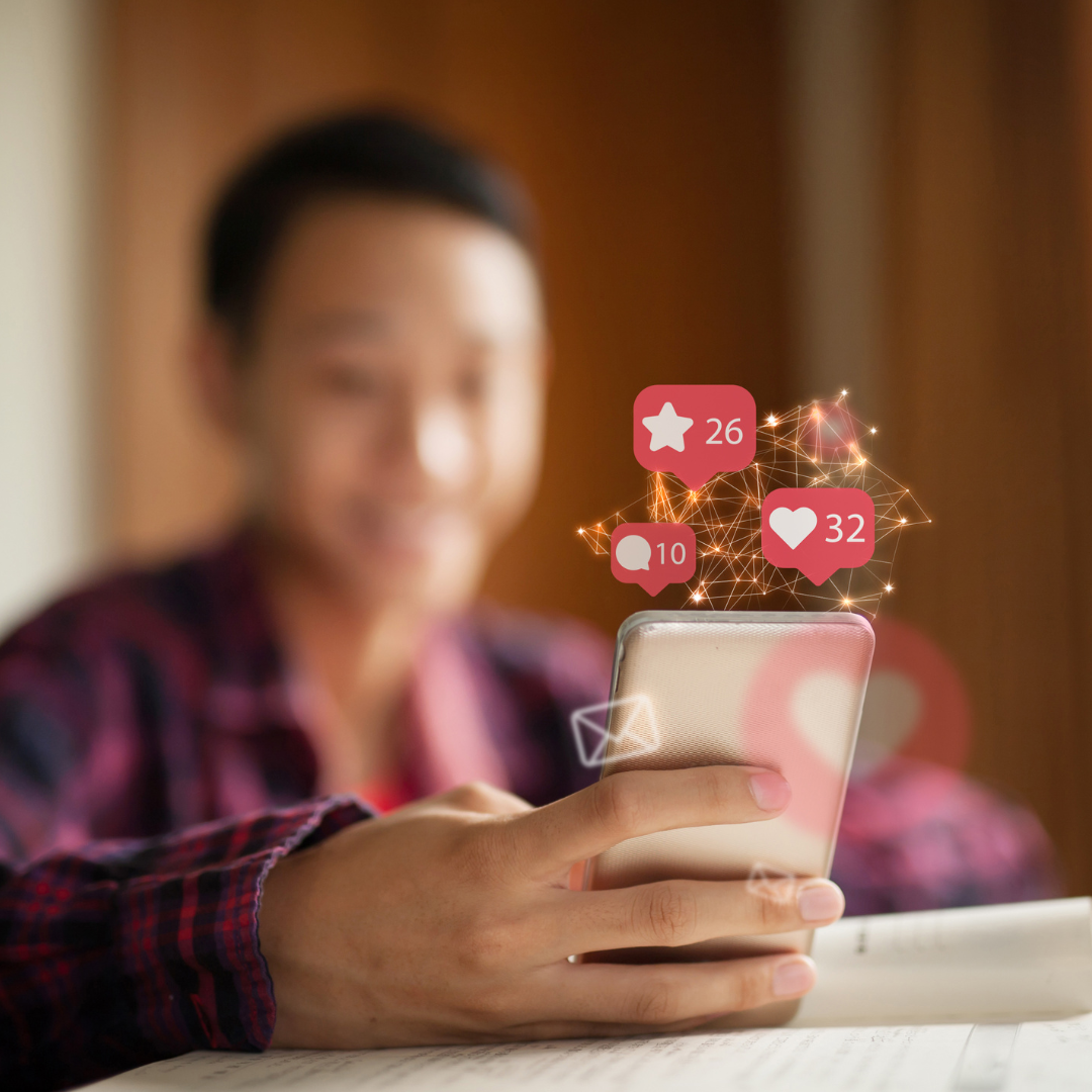 Beispiel für Addressable TV – L-Banner-Werbung von Postebote Marketing im laufenden Programm Person sitzt mit Popcorn vor dem Fernseher, auf dem ein TV-Programm mit eingeblendeter L-Banner-Werbung von Postebote Marketing zu sehen ist