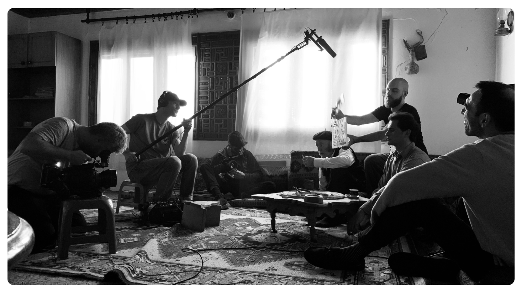 Person sitzt mit Popcorn vor dem Fernseher, auf dem ein TV-Programm mit eingeblendeter L-Banner-Werbung von Postebote Marketing zu sehen ist